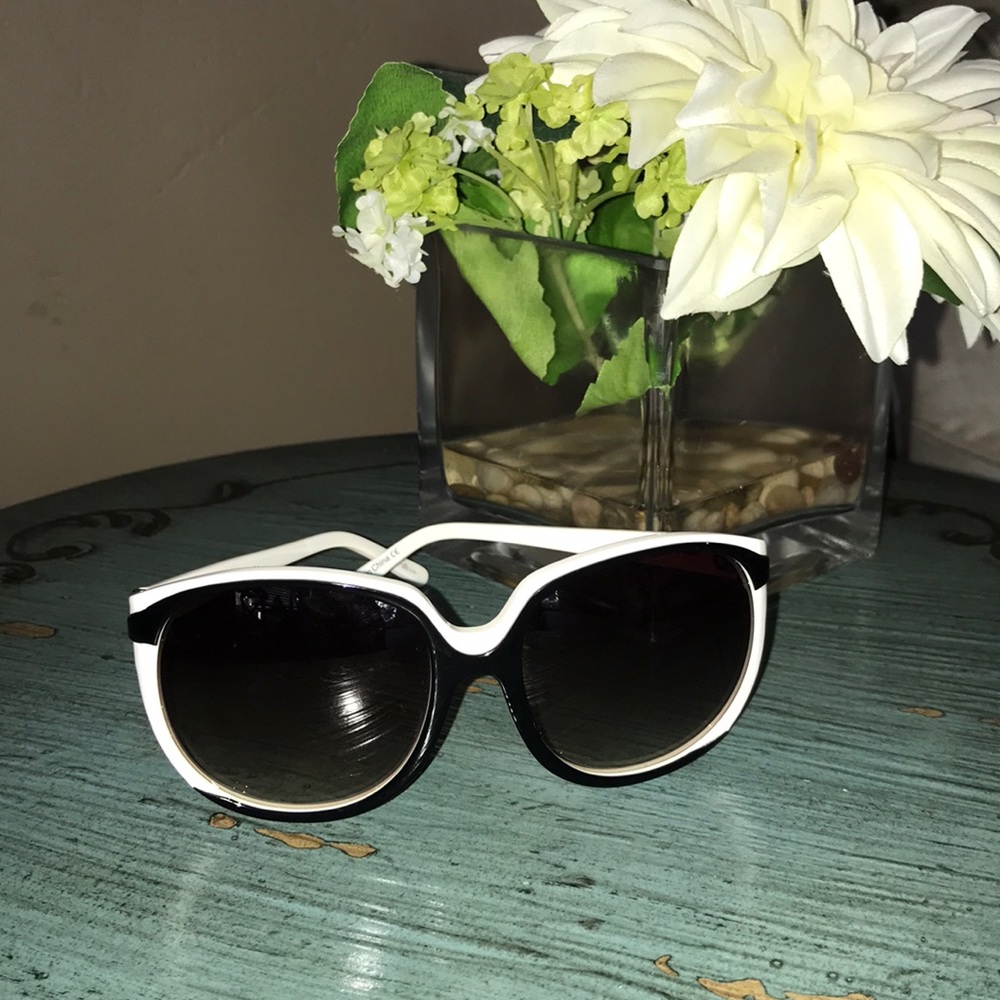 Fun in the sun black/white glasses, w/ cloth case